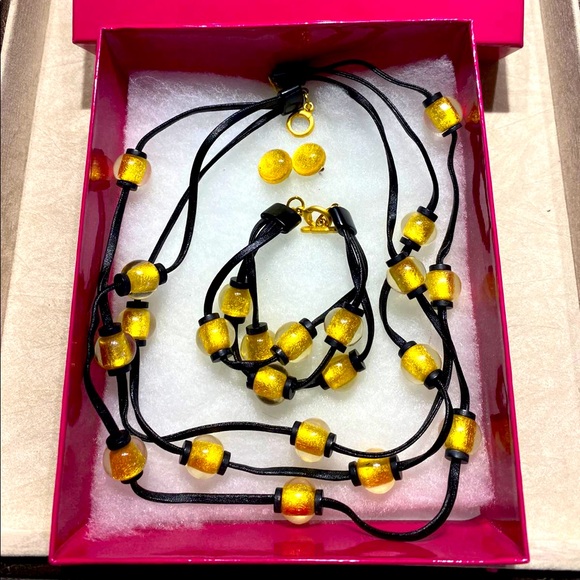 Set - Picture 1 of 1